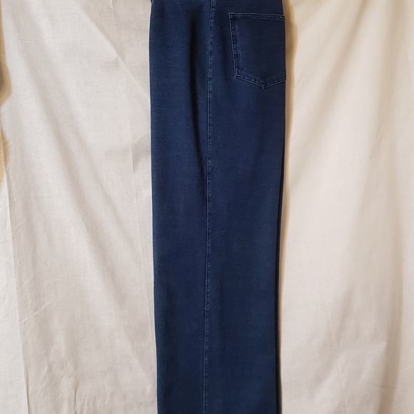 Peter Nygard Denim - Peter Nygard Women's Straight Leg Jeans in Navy